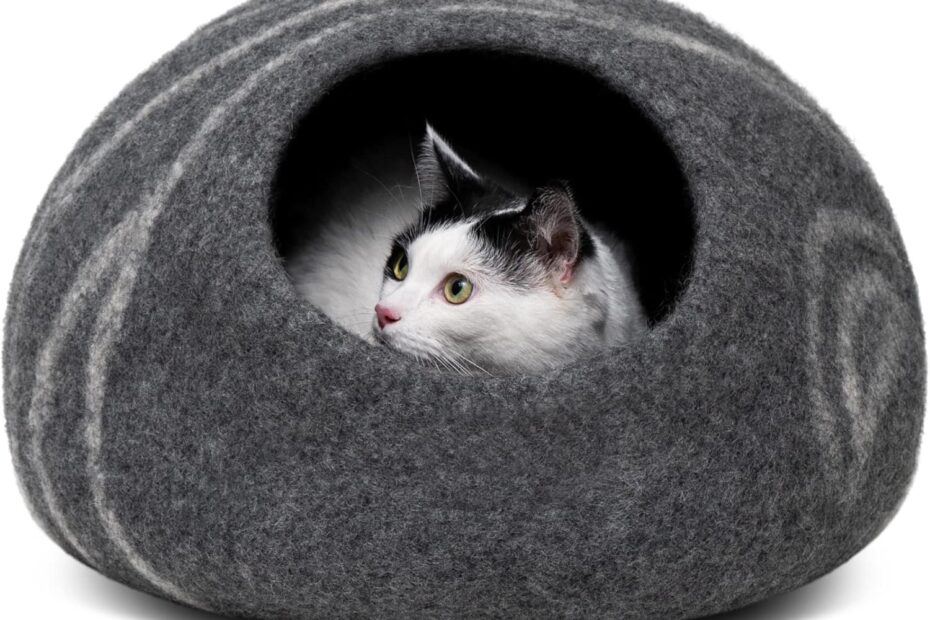 Cozy Up: A Review of the MEOWFIA Cat Cave – The Ultimate Handmade Bed for Your Feline Friend!
